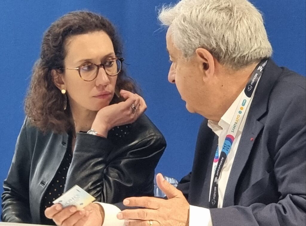 Albert-Claude BENHAMOU President Académie Nationale de Chirurgie échange la carte Hopinnov avec Lise ALTER Directrice Générale de l' Agence de l'innovation en santé