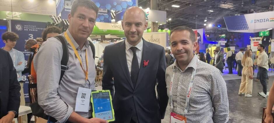 Gaël Le Bohec, directeur général d’Hoppinov ; Jean-Michel Barrot, ministre chargé de la Transition numérique et des télécommunications ; Sébastien Cougoulat ; Caroline Rouvière (associés, manquante sur la photo) ; Sébastien Valentini (président, manquant sur la photo). | PHOTO : DR